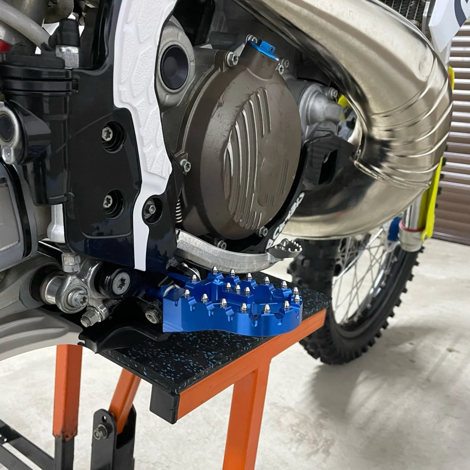 Billet Wide Foot Pegs For Husqvarna 125-501 TE/FE 2017-2023 KTM 125-500 EXC/EXCF 2017-2023 Gas Gas EC 250/300 2021-2023 - Image 2