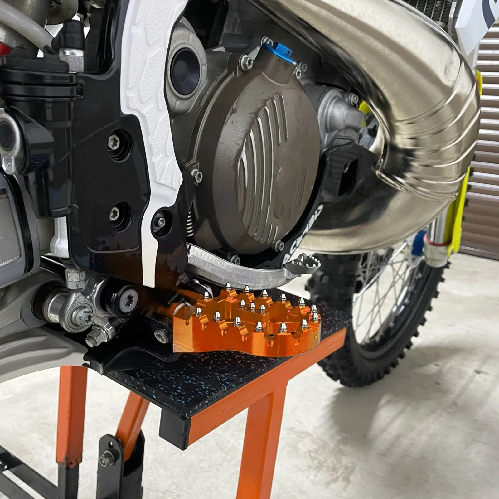 Billet Wide Foot Pegs For Husqvarna 125-501 TE/FE 2017-2023 KTM 125-500 EXC/EXCF 2017-2023 Gas Gas EC 250/300 2021-2023 - Image 3