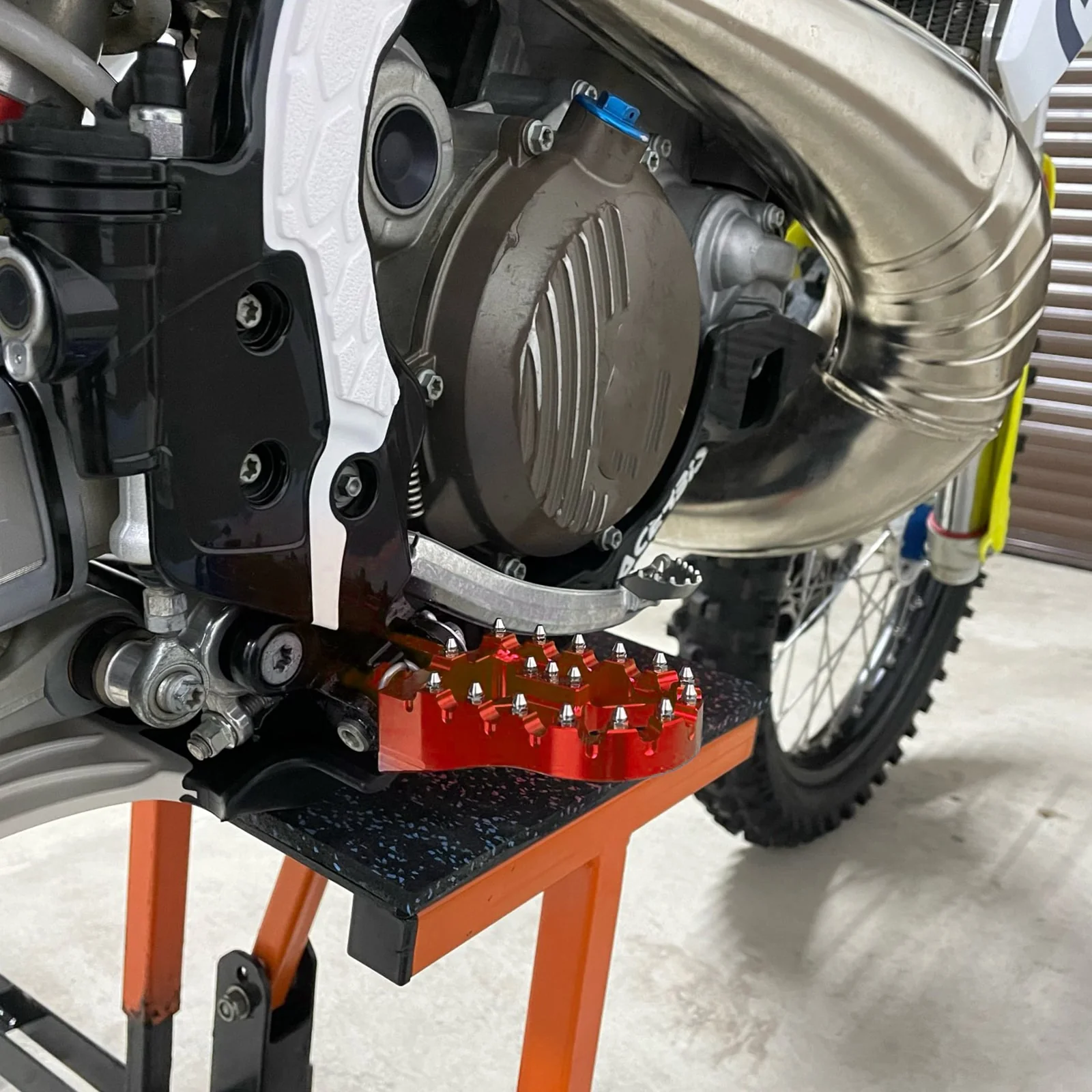 Billet Wide Foot Pegs For Husqvarna 125-501 TE/FE 2017-2023 KTM 125-500 EXC/EXCF 2017-2023 Gas Gas EC 250/300 2021-2023 - Image 4