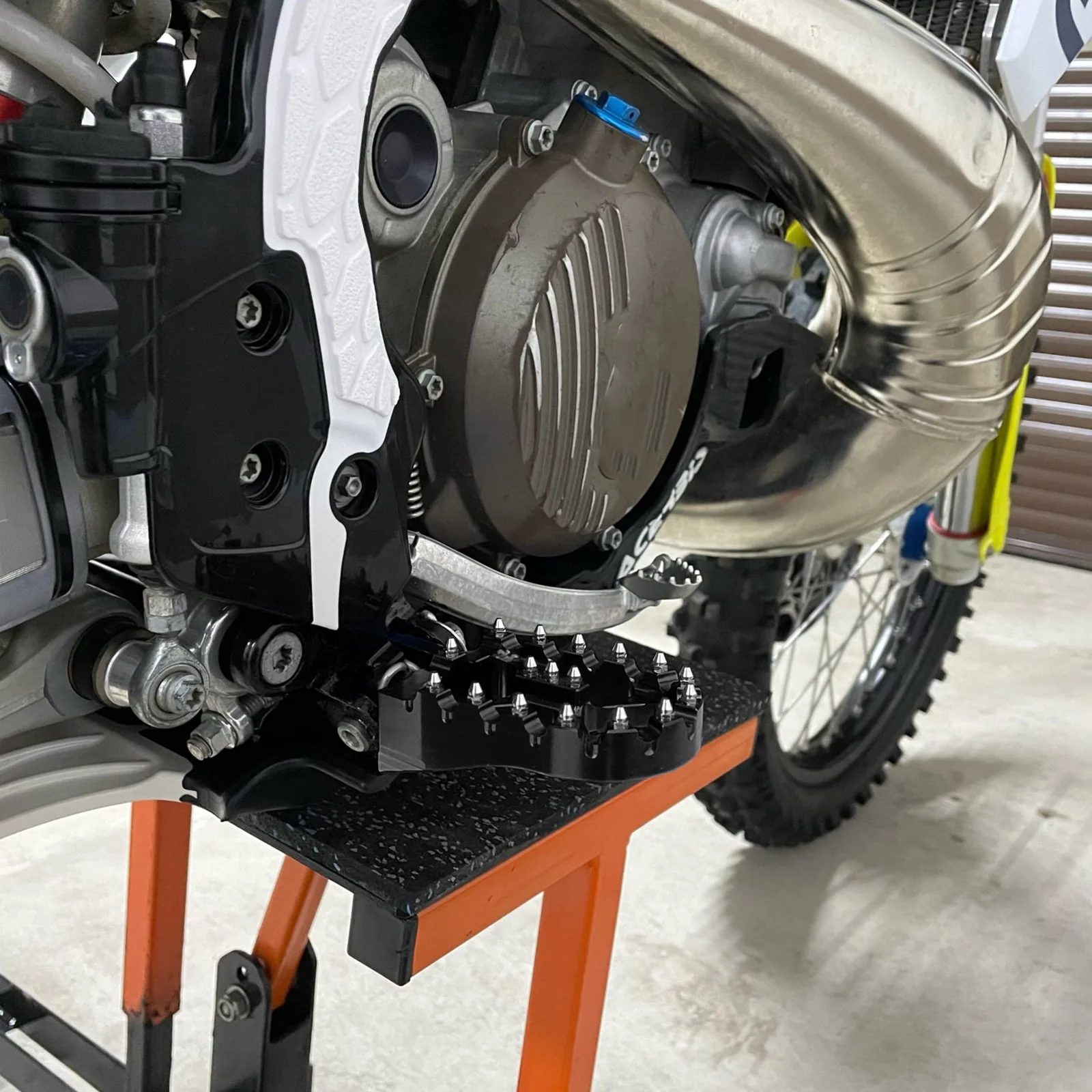 Billet Wide Foot Pegs For Husqvarna 125-501 TE/FE 2017-2023 KTM 125-500 EXC/EXCF 2017-2023 Gas Gas EC 250/300 2021-2023 - Image 5