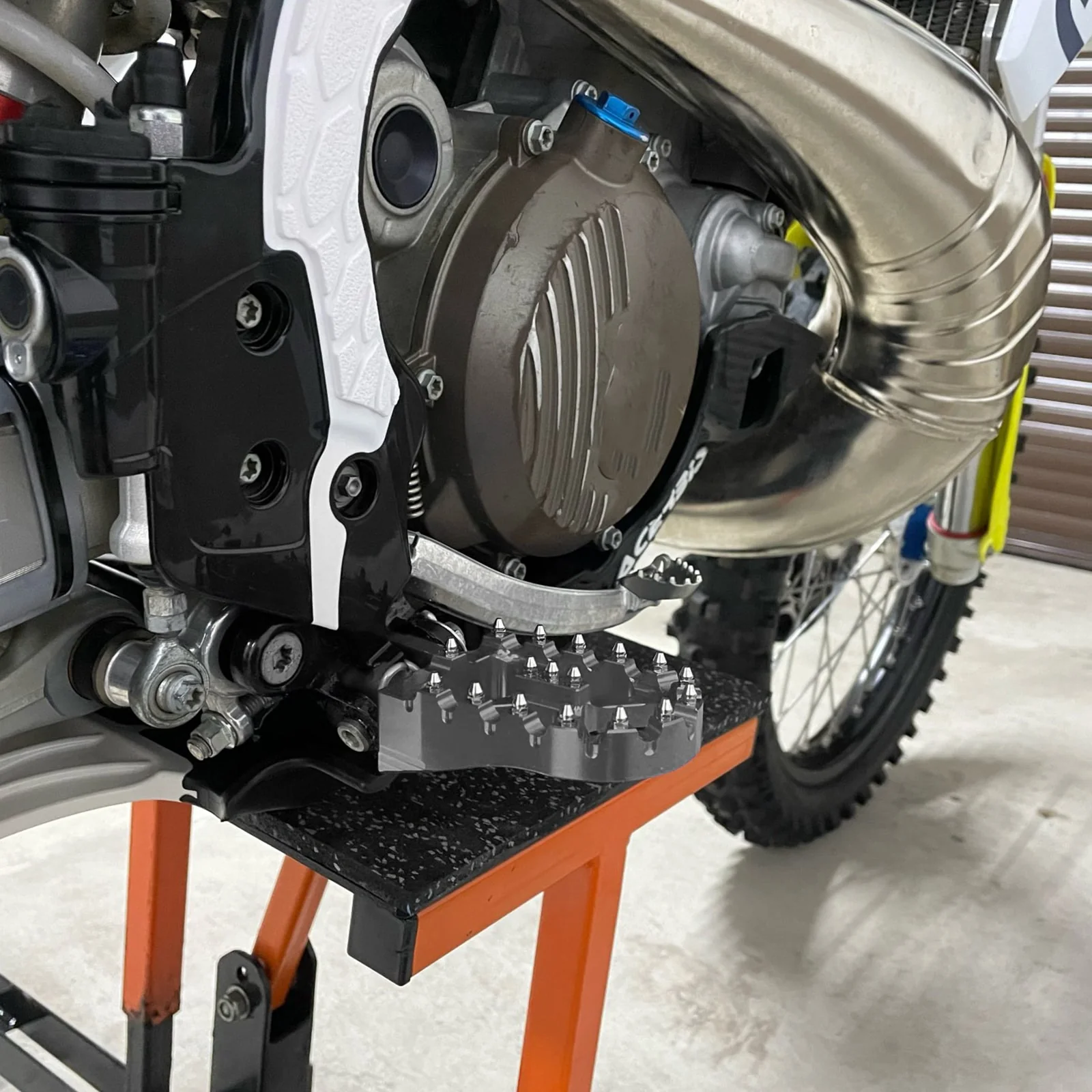 Billet Wide Foot Pegs For Husqvarna 125-501 TE/FE 2017-2023 KTM 125-500 EXC/EXCF 2017-2023 Gas Gas EC 250/300 2021-2023 - Image 6