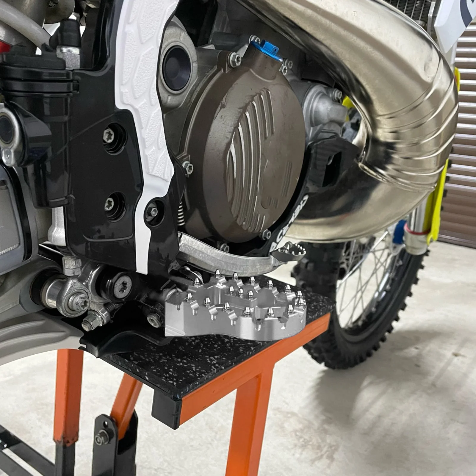 Billet Wide Foot Pegs For Husqvarna 125-501 TE/FE 2017-2023 KTM 125-500 EXC/EXCF 2017-2023 Gas Gas EC 250/300 2021-2023 - Image 7