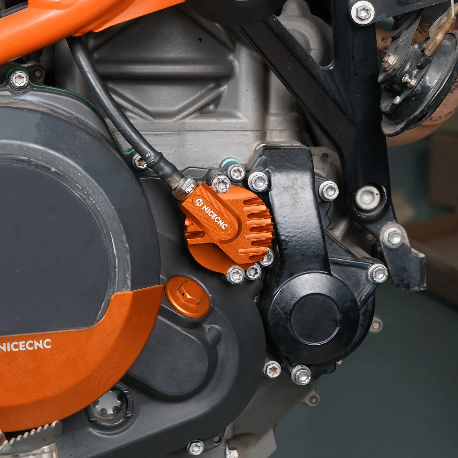 Engine Oil Filter Cap Cover For Husqvarna 701 Enduro Supermoto Vitpilen Svartpilen - Image 3