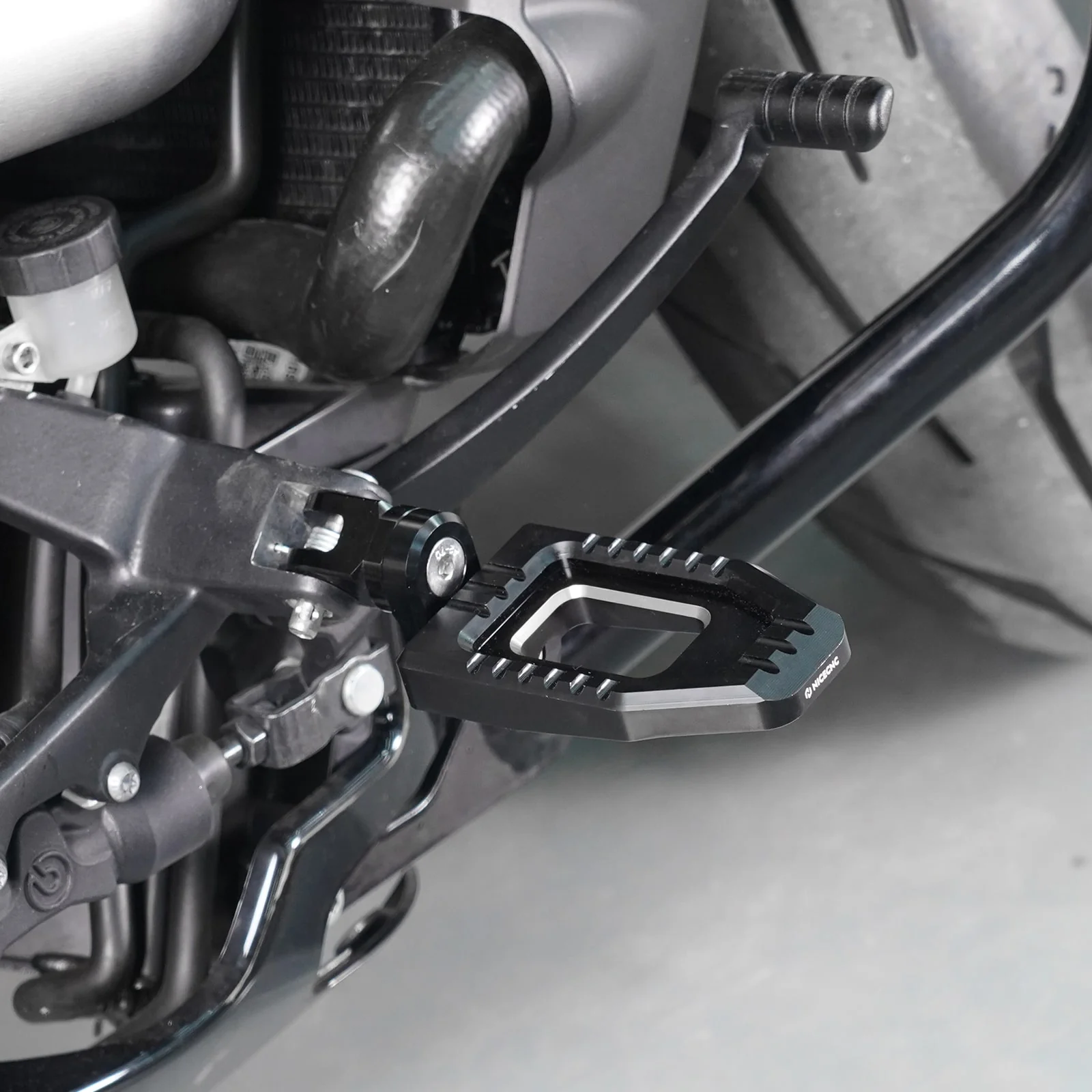 Adjustable Enlarged Rider Footpegs For Harley Softail Standard Low Rider S ST Street Bob - Image 2