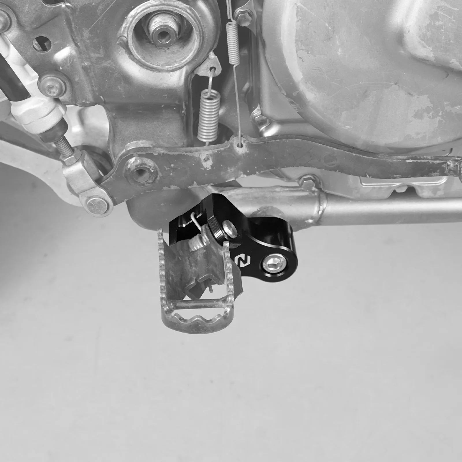 Enlarged Footpegs + Lowered Foot Peg Brackets For Suzuki DR650 S / SE 1996-2025 - Image 4